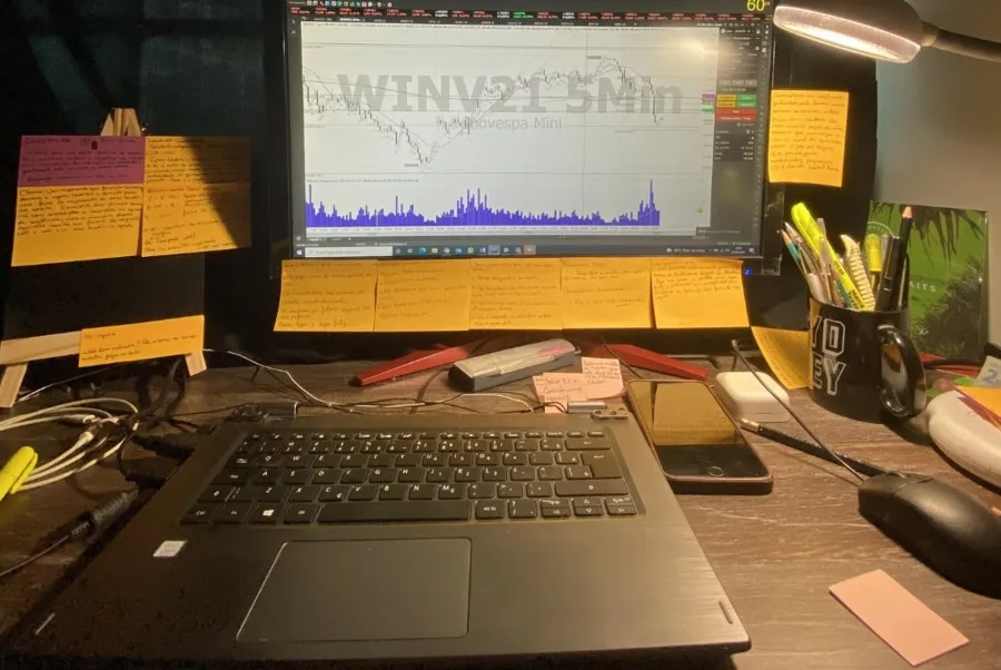O setup simples do começo: notebook, monitor e post-its com anotações